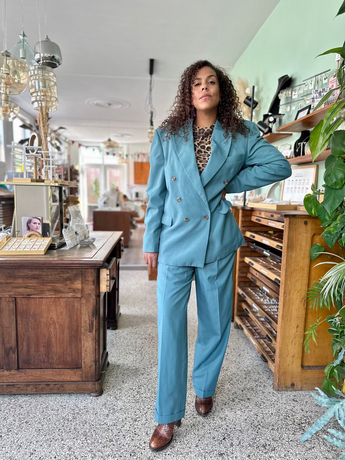 vintage stijl pak in tael kleur betreft een colbert en een pantalon voor een vrouwelijk maar chique en zakelijke outfit 