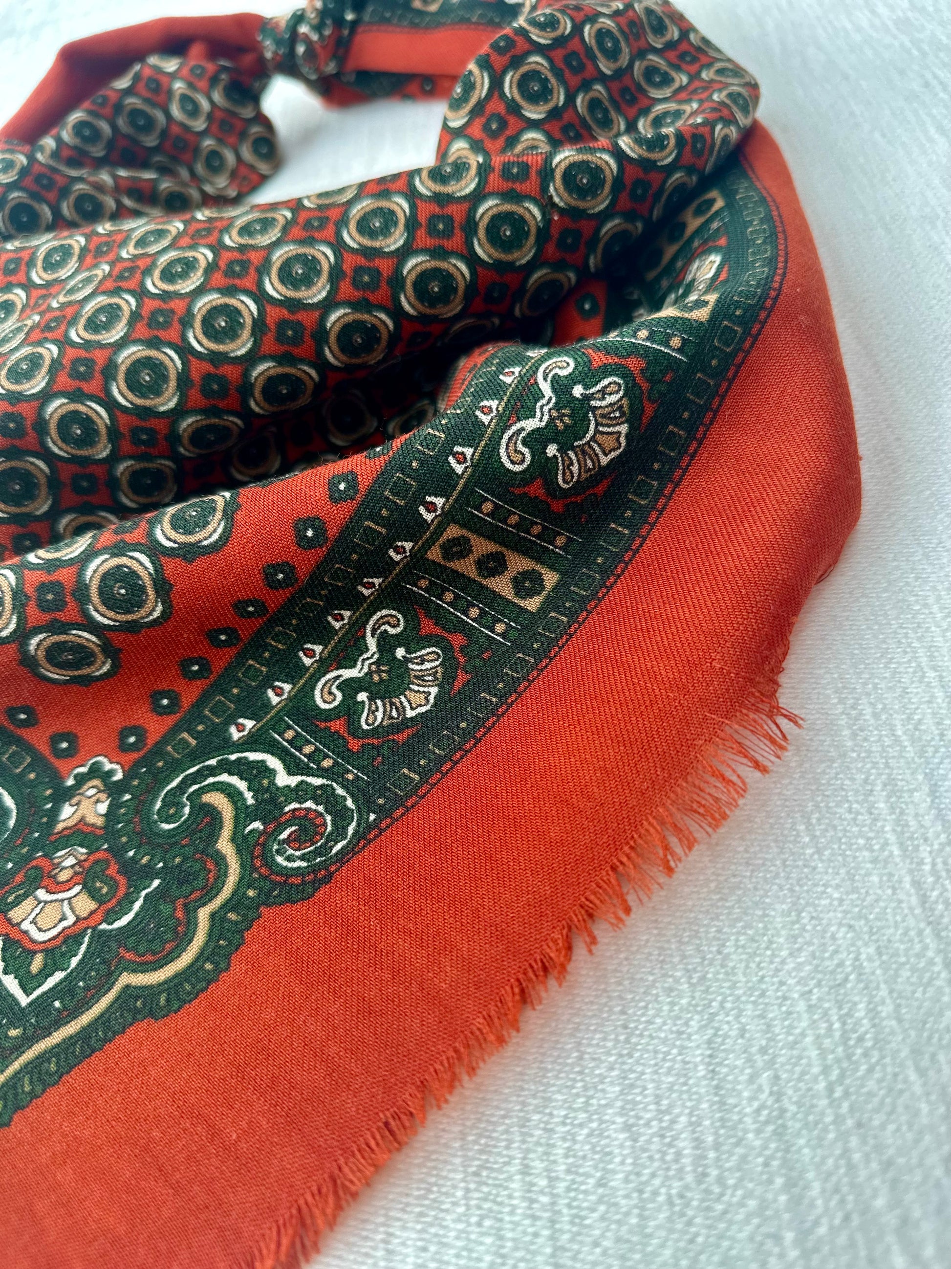 Detail van de roestbruine kleur en de verfijnde print