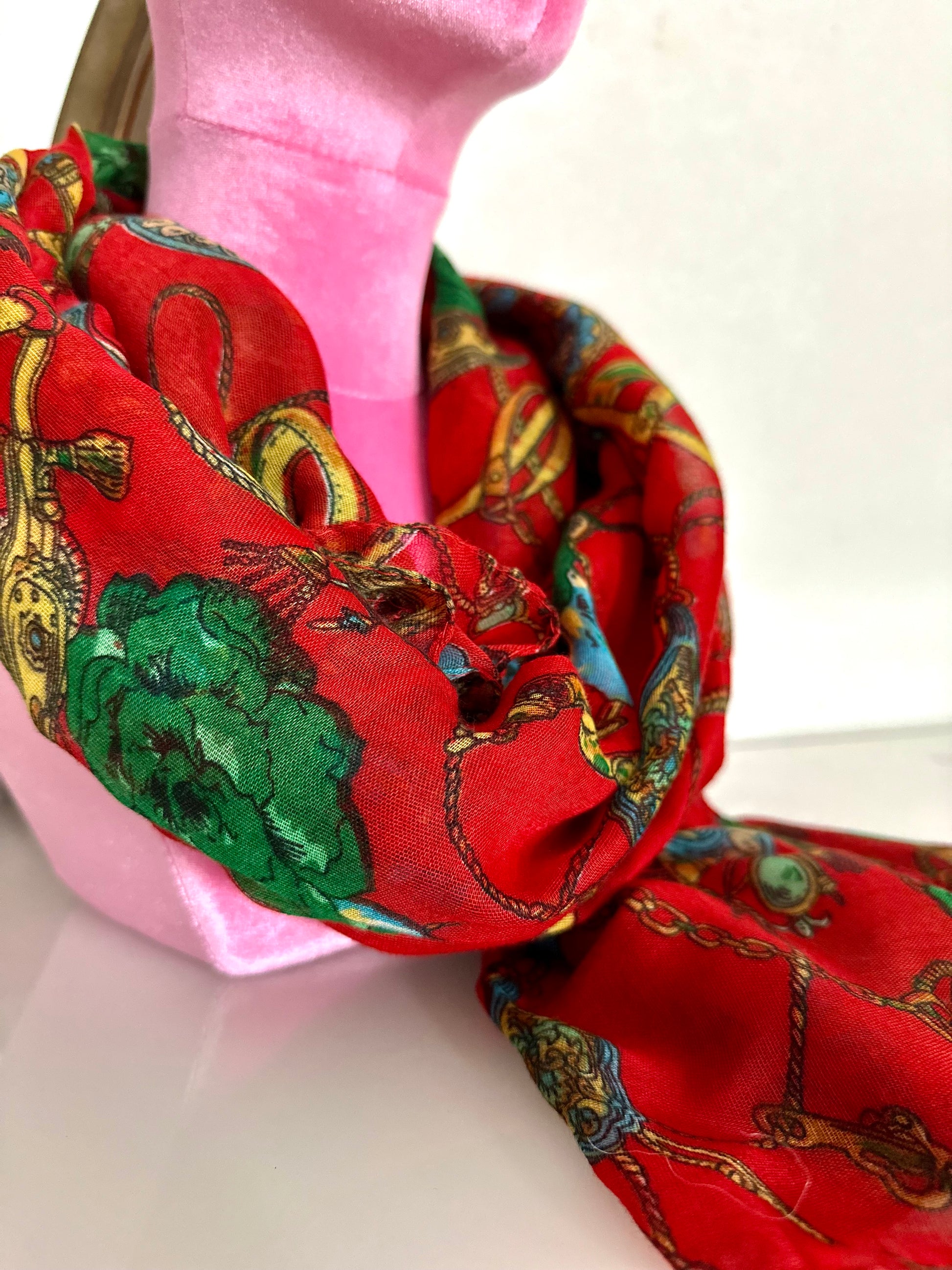 detail van vintage rode sjaaltje met barok patroon 