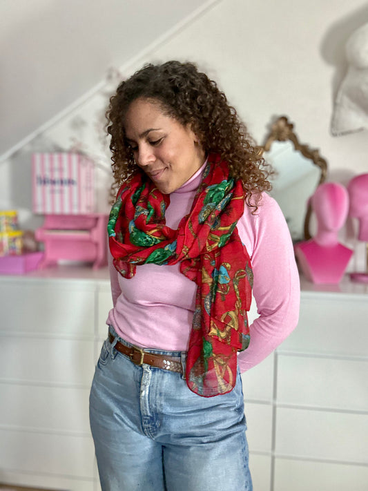 Rode sjaal van wol gedragen als accessoire over je outfit
