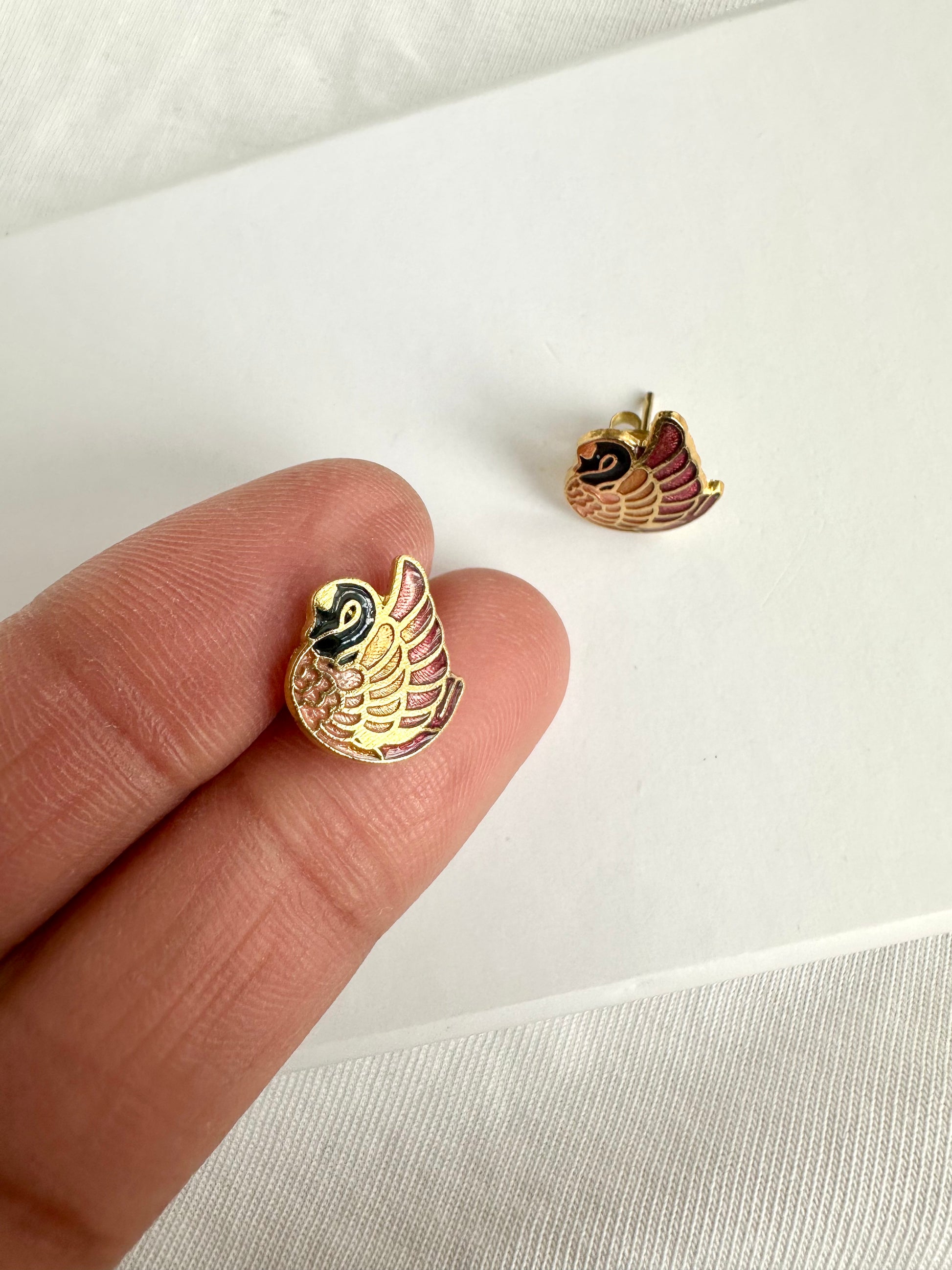 Details van vintage gouden oorbellen in zwaan vorm, met glans goed zichtbaar
